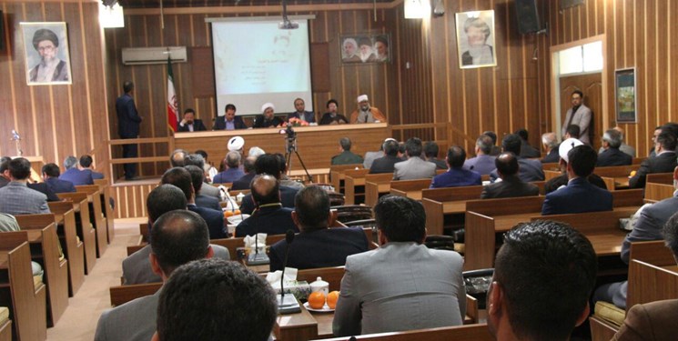 مشاور وزیر و مدیرکل اطلاعات خراسان رضوی گفت: عناصر متخلف، خود را در پشت عناوین قومی و مذهبی مخفی نکنند.