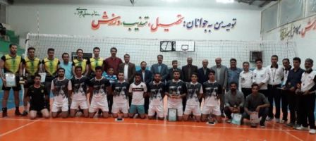 کاپ های قهرمانی به تیم های برتر و بازیکنان برتر مسابقات والیبال جام رمضان خواف اهدا شد