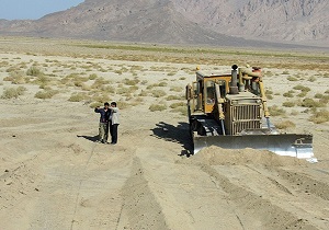 اجرای خط کشی و تسطیح بستر رودخانه درشهرستان خواف